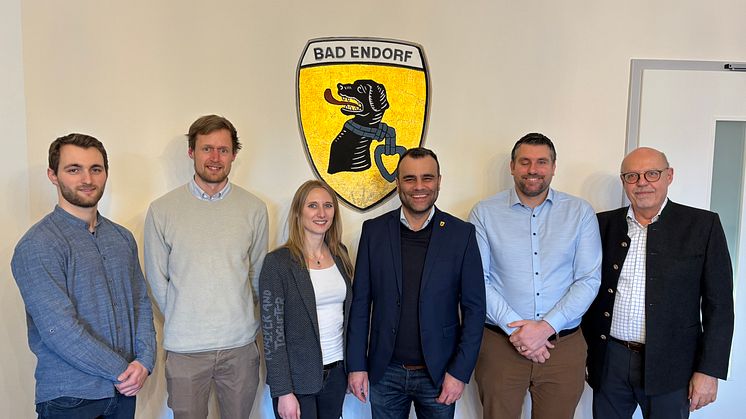 Bürgermeister Alois Loferer (4.v.li.) startete die Wärmeplanung mit (v.li.) Béla van Rinsum und Nils Schild von INEV, Klimaschutzmanagerin Cindy Hesl, Projektleiter Steffen Mayer (Bayernwerk Netz GmbH) sowie Jens-Folkard Schmidt (Bauamtsleiter).