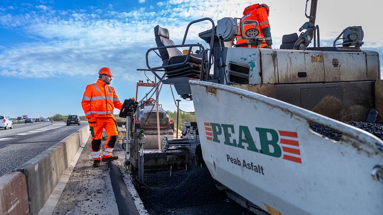 Asfaltkoncern fejrer millionvækst med kæmpe projekt på Hillerødmotorvejen. Foto: Peab Asfalt.