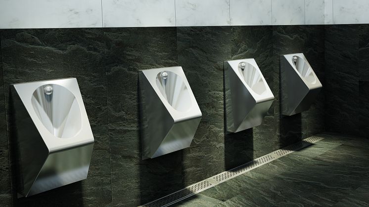 Offentlig toalett med urinaler i rostfritt stål
