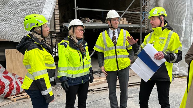 Från vänster Katarina Swedenborg, projektchef SKB, Ingrid Gyllfors, vd SKB, Andreas Carlson, bostads- och infrastrukturminister och Johan Jarding, fastighetsutvecklingschef SKB. Foto: SKB/Henrik Betnér