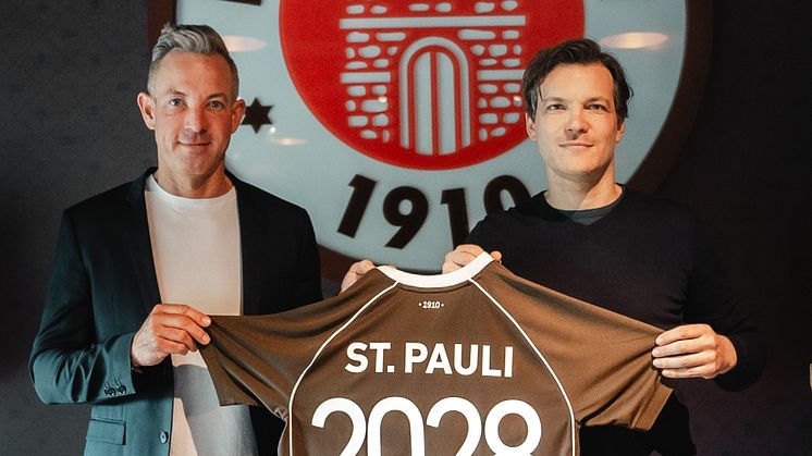 congstar Geschäftsführer Axel Orbach (links) und Wilken Engelbracht, kaufmännischer Geschäftsleiter beim FC St. Pauli (rechts), unterzeichneten die bis 2028 laufende Sponsoring-Vereinbarung im Vorfeld des Heimspiels gegen den FC Hansa Rostock