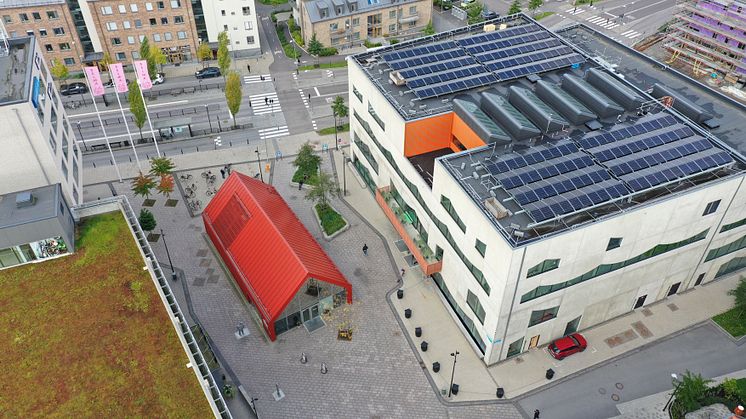 Stadsdelshuset på Selma Lagerlöfs Torg är en av de fastigheter som producerar energi varje dag. Foto: Jonas Hernstig