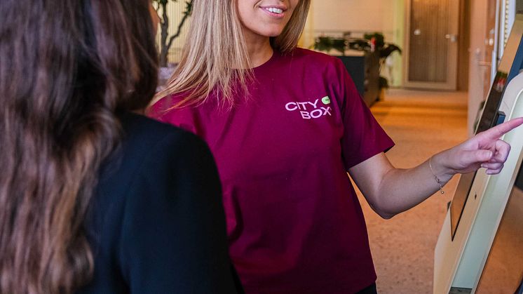 Vert hjelper gjest med å sjekke inn på Citybox Kristiansand