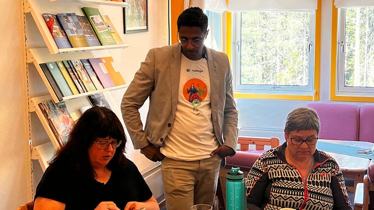 Kirubel från Nabogo visar appen för lärare på Engerdal skola för att uppmuntra till samkörning till och från jobbet.