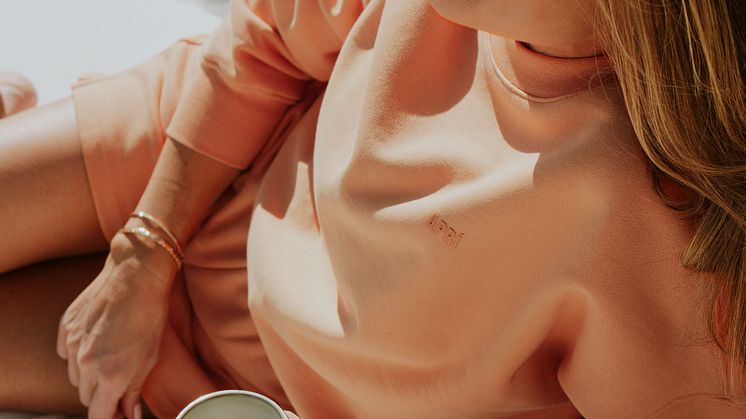 apri-sportswear-women-crew-neck-sweat-apricot-crush-4.jpg