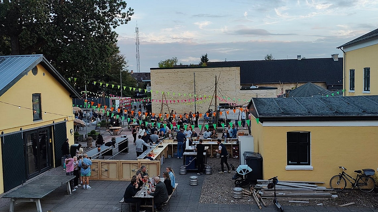 Gården bag KulturStationen i Skørping - her fra byfesten 2023. Foto: Finn Nygaard
