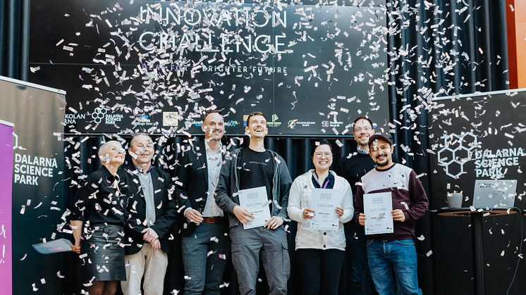 Dhiraj Gyawali, Matus Miglierini och Denise Tang tar emot priset i Dalarna 24h Innovation Challenge. Foto: Dala Energi