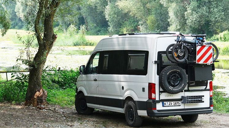 Reisemobil am See_zur medialen Verwendung.jpg