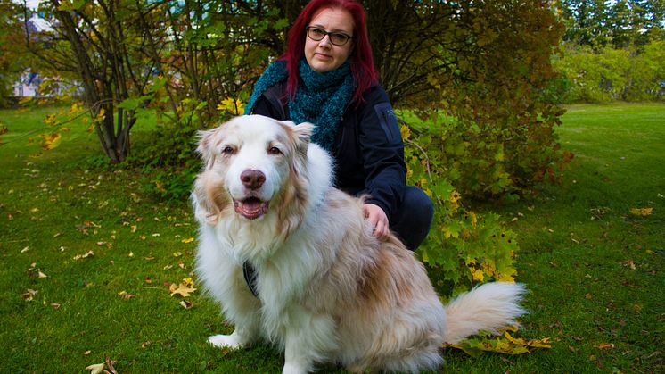 Katja Valli med sin hund Amor.jpg