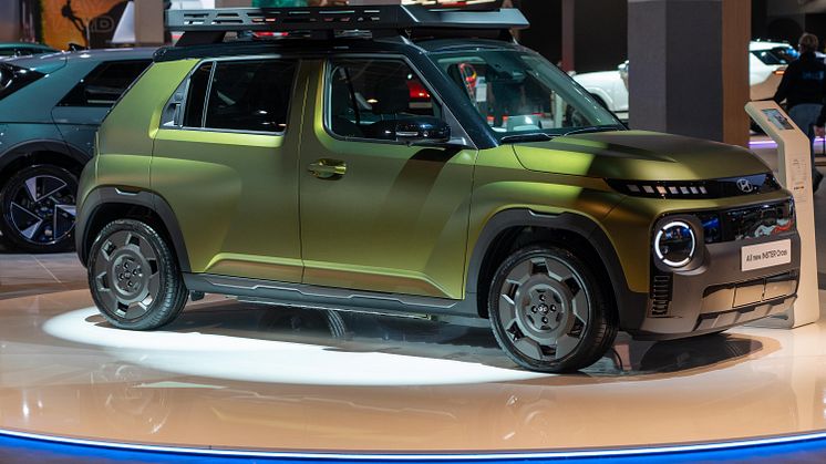 Hyundai_INSTER_Cross_a.jpg