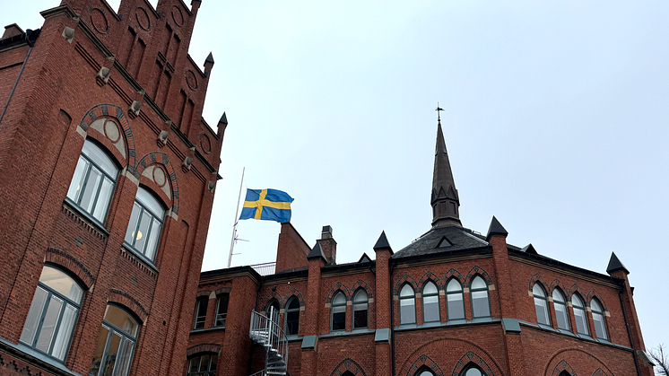 Katedralskolan flaggar på halv stång, liksom på Lunds kommuns samtliga skolor på onsdagen.