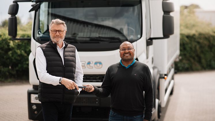 D. 1. juli giver Carsten Sørensen stafetten videre til Jesper Smedegaard (th). Det markeres ved en reception d. 28. juni hos IVECO i Odense.