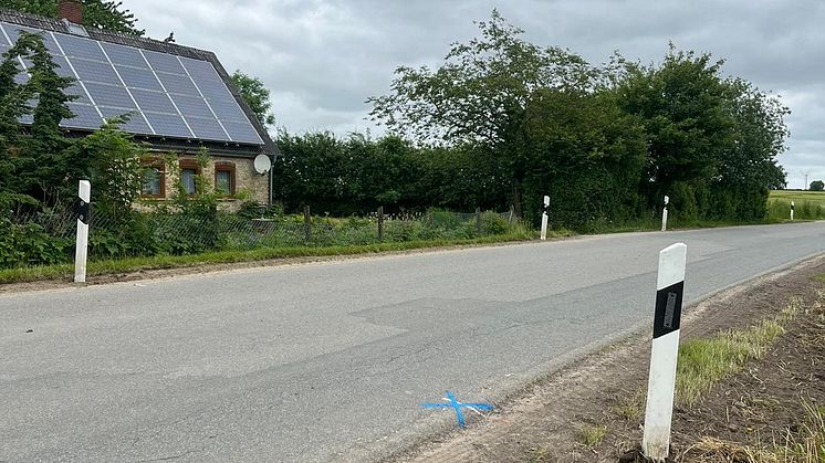 Straßenmarkierung zwischen Struxdorf und Alttolkschuby