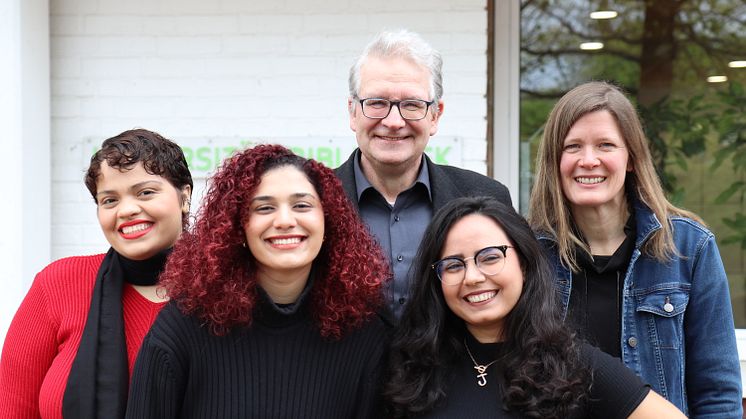 ﻿Leandra Alencar Soares Lima de Passo, Juliana de Sousa Lima und Tayssa Nobre Lobo﻿ mit Ste﻿﻿phan Sandkötter und Dr.in Karolin Bubke.﻿﻿﻿