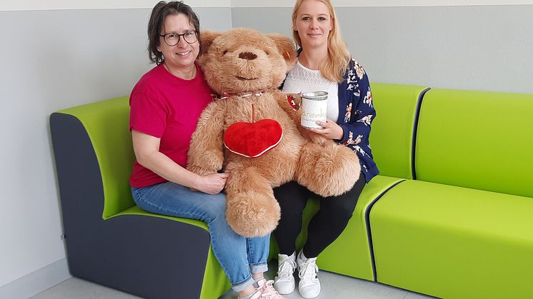 Kerstin Stadler vom Kinderhospiz nahm die Spende von Fränzi Dietz, Didaktische Leiterin der Freien Gesamtschule Lützen, entgegen