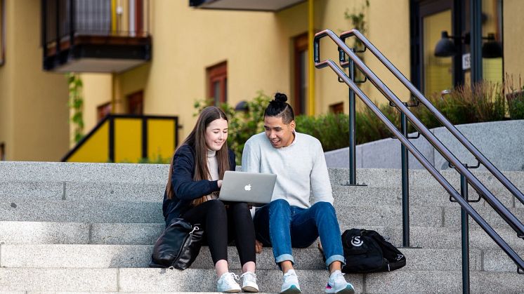 Jevn søvnlengde kan ha positiv innvirkning på studieprestasjonene. Illustrasjonsfoto SiO fotograf: Svein Finneide
