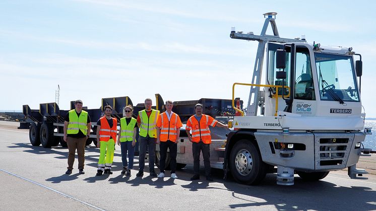 Projektgruppen som samlats på bilden är (från vänster) Julien Collier, Maxime Rouzières, Marion Ferré från EasyMile, Jacco Reijersen från Terberg, Pär Kraft från Helsingborgs Hamn och Denny Duterque från EasyMile.