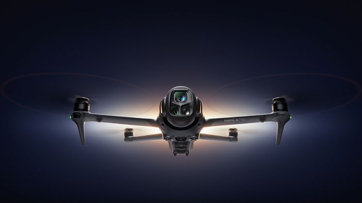 Mavic 4 Pro_Product KV_Close-up_dark.jpg