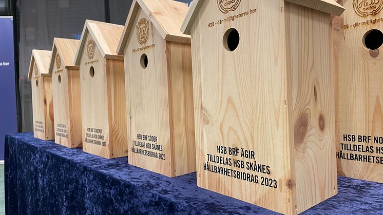 Fågelholkar delades ut till alla 17 bostadsrättsföreningarna som fick ta del av hållbarhetsbidraget.