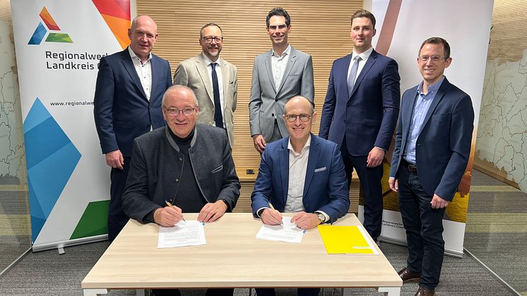 Landrat Franz Löffler und Dr. Egon Leo Westphal, Vorstandsvorsitzender der Bayernwerk AG, unterzeichneten die Kooperationsvereinbarungen der Regionalwerke Landkreis Cham mit Bayernwerk AG und Bayernwerk Netz GmbH.