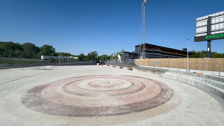 Torget med konst i marken av Erik Vallbo Allt ljus på mig.jpg