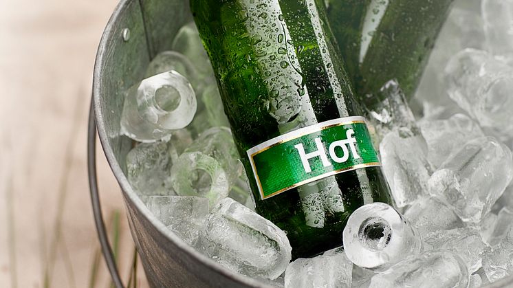 Svenskarnas favorit i miljövänligare förpackning: Carlsberg Hof - nu även i Premium PET-flaska