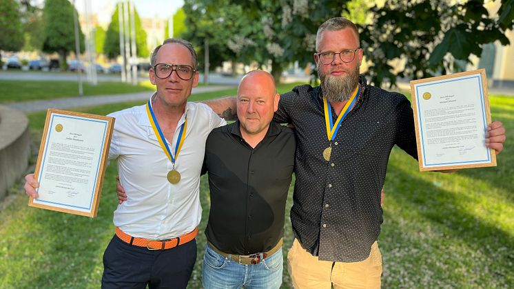 "Årets plåtslagare 2024" heter Joakim Mauritzsson respektive Michael Jönsson. I mitten Jimmy Wallberg, vd på Helsingborgs Byggnadsplåt.