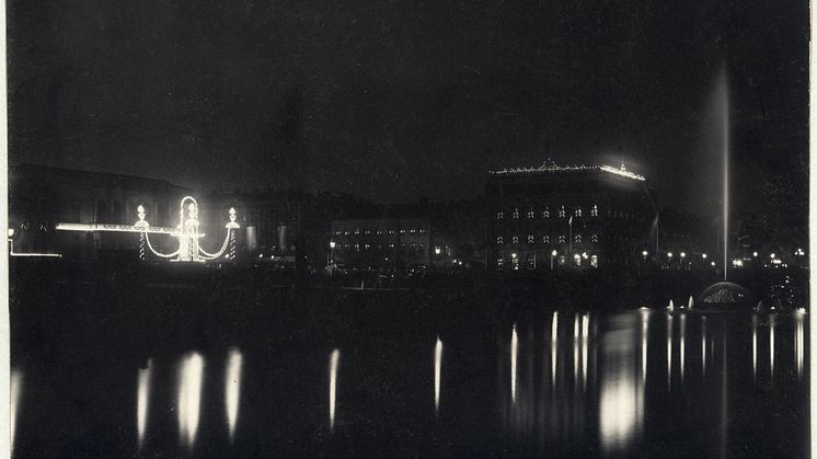 Gustaf Adolfs Torg vid Oscar IIs besök 1898 - Foto - Axel Emanuel Larsson, Göteborgs stadsmuseum.jpg