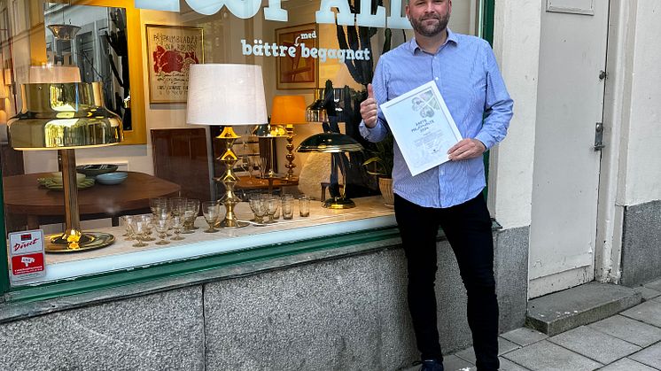 Jonas Naddebo, distriktsordförande för Centerpartiet i Stockholm, framför Årets miljöhjälte återbruksbutiken Loopall på Kungsholmen. .