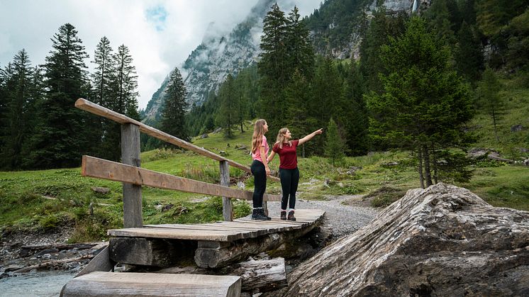 Selina und Rilana beim Wasserfall Sibe Brünne