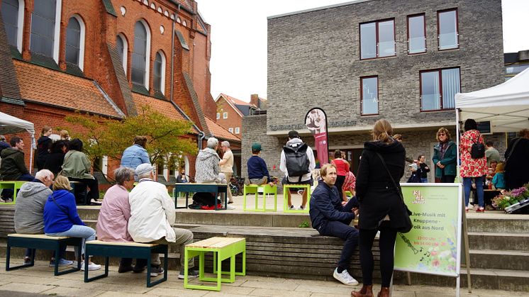Menschen vor der Ansgarkirche.jpg
