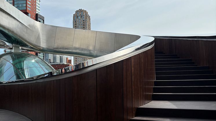 Kebony-Holztreppe im FENIX Museum: Nachhaltige Architektur, doppelte Helix, Design von MAD Architects in Rotterdam.