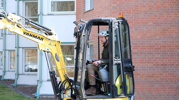 Daniel Lyckestam, ordförande i KHF Göingebygdens Trygga Hem tar det första grävskopetaget. Foto: Östra Göinge kommun