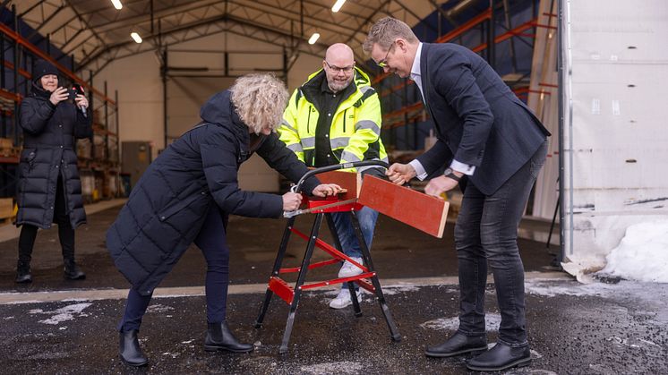 Nu är Byggåterbruket Umeå officiellt invigt av kommunalrådet Janet Ågren, S och Christoffer Jonsson, ABC Umeå assisterade av Ola Lundgren, enhetschef för Arena för prävning/Returbutiken i Umeå.
