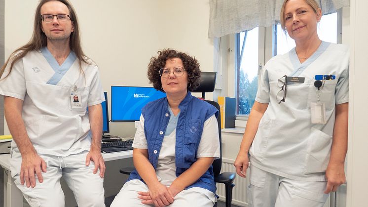 Forskningsteamet med läkaren Grzegorz Szparecki, undersköterskan Maria Lundgren och forskningssköterskan Elin Öhlund är redo för de första deltagarna i studien.
