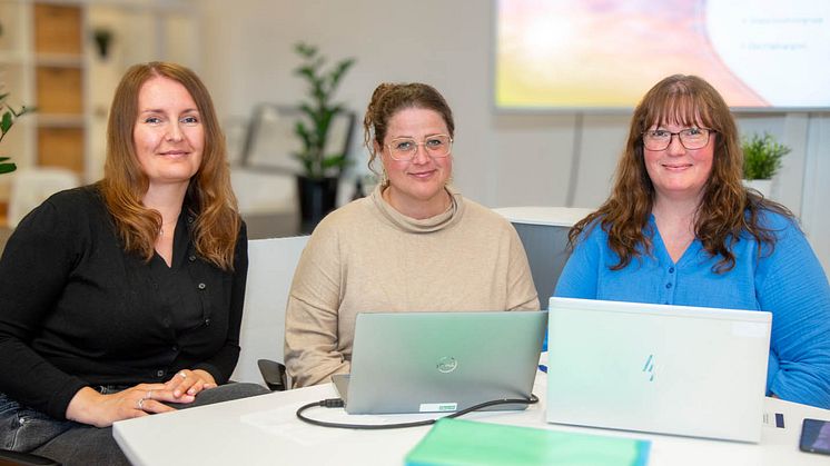 Fr. vänster i bild: Jasna Drljo, Arbetsförmedlingen Nordvästra Skåne, Madelene Eregård, arbetsmarknadskonsulent på Arbetsmarknadsenheten i Svalövs kommun och Marie Eriksson, studie- och yrkesvägledare på Svalöfs gymnasiums vuxenutbildning.