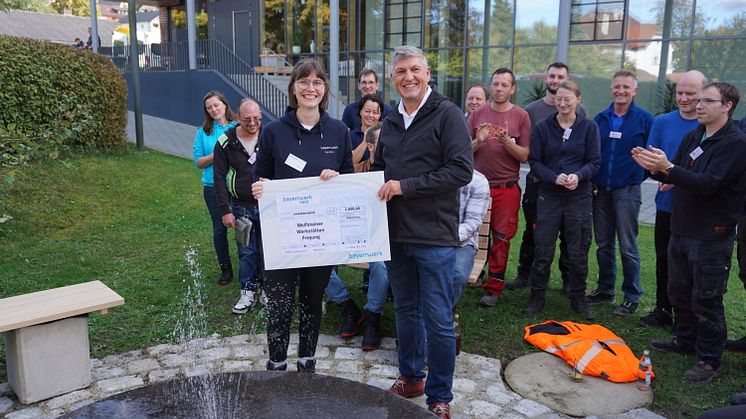 Karoline Kaiser überreichte namens der Führungskräfte und Trainees der Bayernwerk Netz GmbH eine Spende in Höhe von 2.000 Euro an Helmut Weber, Leiter der Wolfsteiner Werkstätten.