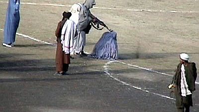 Bilden från Wikipedia visar avrättning av en kvinna 1999. 