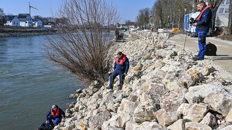 20250202_Überprüfung Stabilität Ufer Donauwörth Taucher