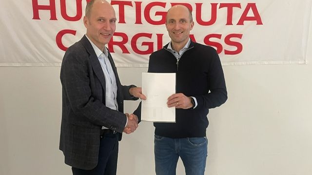 F.v.: Stein Motrøen, direktør i Hurtigruta Carglass og Morten Aa Djupvik, Generalsekretær Norges Skiskytterforbund