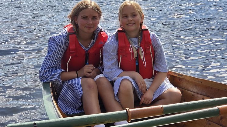 To jenter i en båt