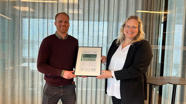 Prosjektleder fra Bulk, Torgeir Steen mottar ferdigsertifikatet fra sertifiseringssjef i Grønn Byggallianse, Viel Sørensen.