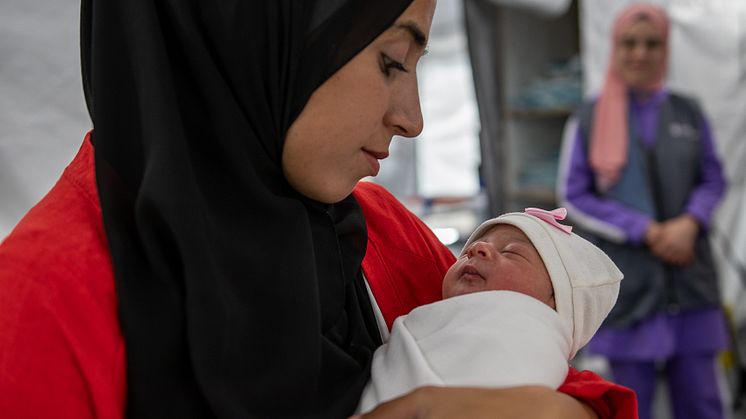 Tima holds Lana at Save the Children's maternity unit in Gaza.jpg