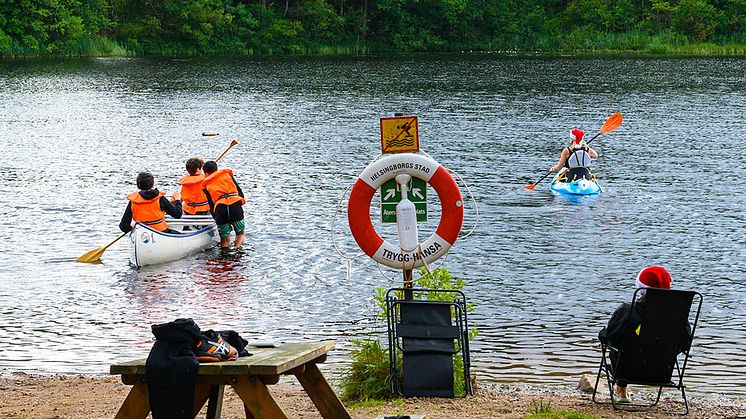 Trevlig paddlingstur på sommarläger för helsingborgsungdomar. Foto: Helsingborgshem