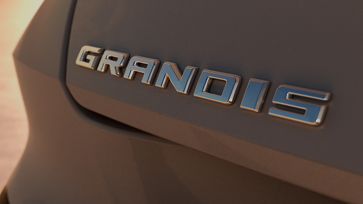 New_Mitsubishi_Grandis_Teaser_004.png