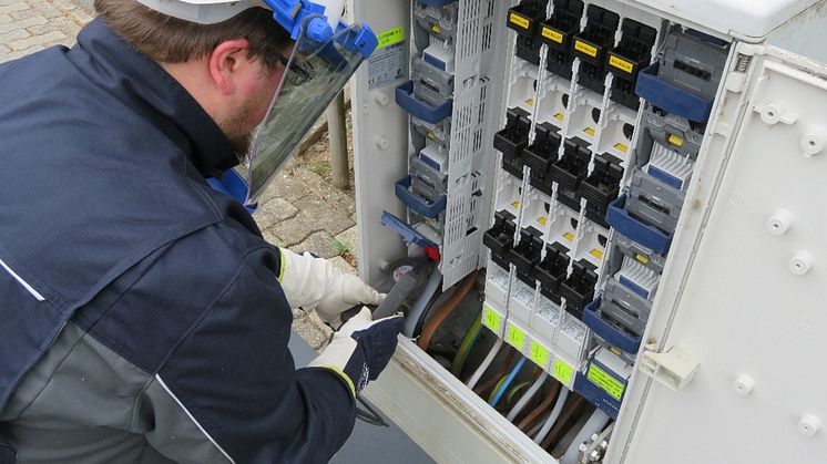 Techniker von SH Netz an einem neuen Kabelverteilerschrank. Foto: SH Netz