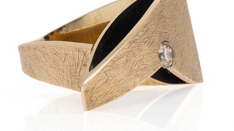 Jytte Kløve- "Regnbuer i natten" ring af 14 kt. guld og delvist forsølvet guld prydet med diamant på 0.68 ct. Vurdering- 20.000-25.000 kr...jpeg