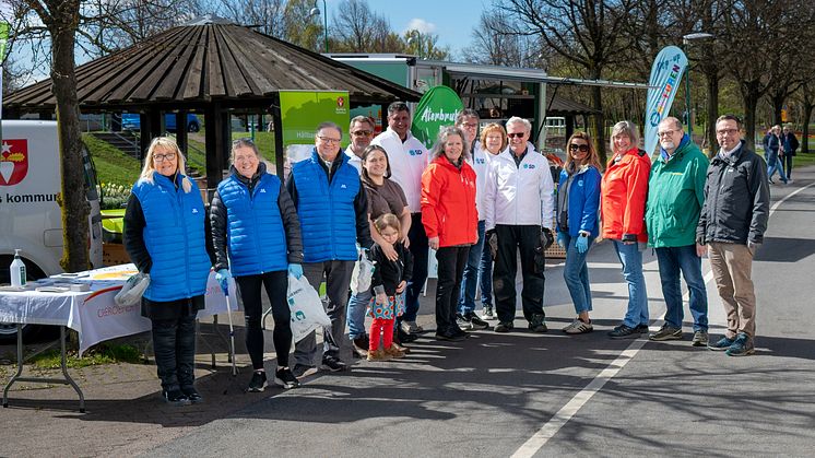 Politiker som står i begrepp att plocka skräp på Skräpplockardagen 2024.