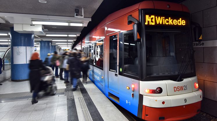 10_Fahrgäste in Stadtbahnhaltestelle_b.jpg