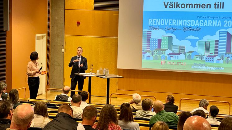 Hållbarhetsdagen dag 2, moderator Ivana Kildsgaard, Hållbarhetschef, Tengbom och Johan Davidson, Statssekreterare till bostadsministern. 